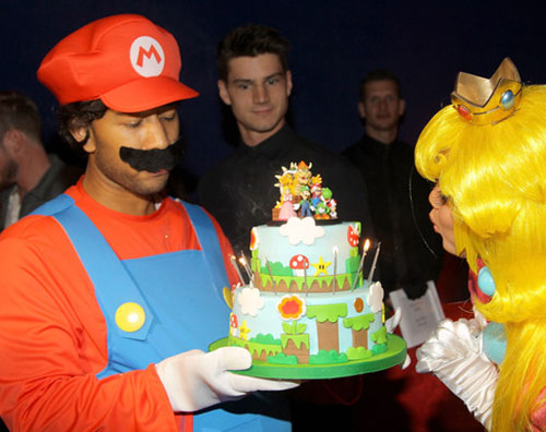 legend2 John Legend diventa Super Mario per la moglie
