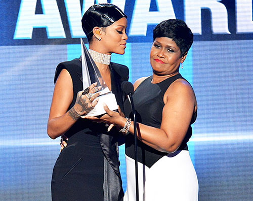 rihanamamma Rihanna con la madre sul palco degli AMAs