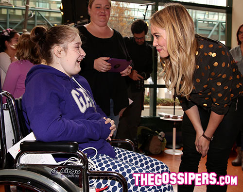duff3 Hilary Duff fa visita ad un ospedale canadese