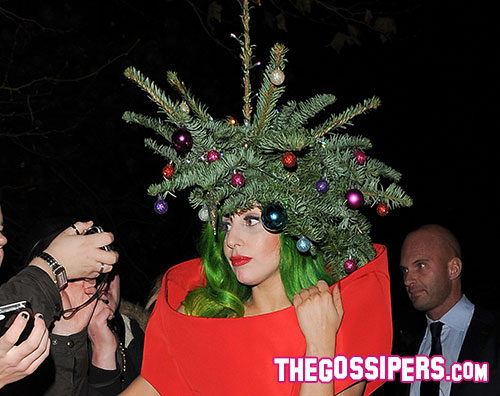 ladygaga Lady Gaga si traveste da albero di Natale