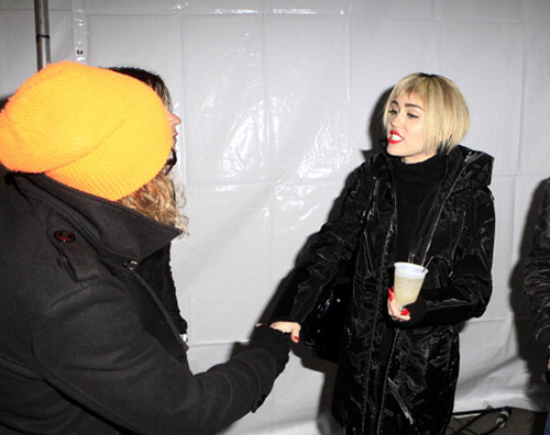 miley1 Caschetto biondo per Miley Cyrus