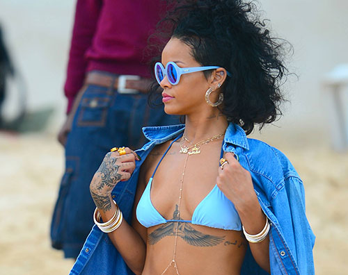 rihanna1 Rihanna in spiaggia alle Barbados