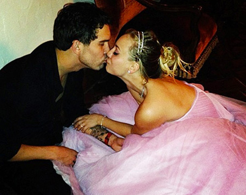 KaleyCuoco in Vera Wang Kaley Cuoco e Ryan Sweeting divorziano