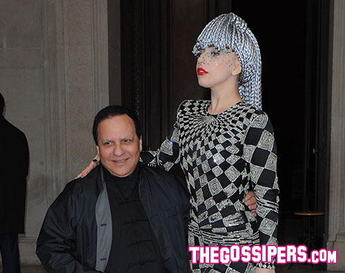 gaga1 Lady Gaga è un gigante a Parigi