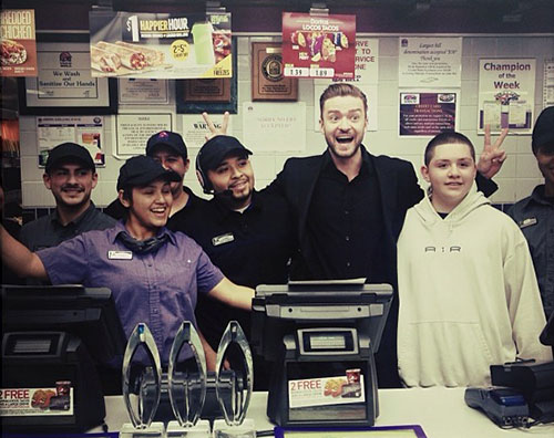 jt taco1 Justin Timberlake festeggia da Taco Bell