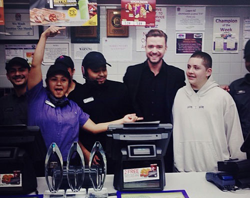 jt taco2 Justin Timberlake festeggia da Taco Bell