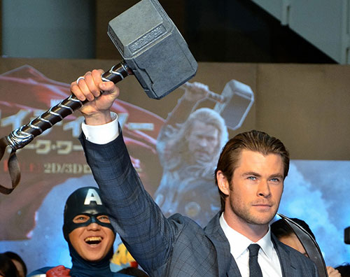 thormartelo Chris Hemsworth in Giappone per Thor: The Dark World