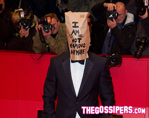 famous Shia Labeouf sul red carpet con un sacchetto in testa