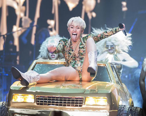 miley bangerz tour Miley Cyrus bacia Katy Perry durante il Bangerz tour