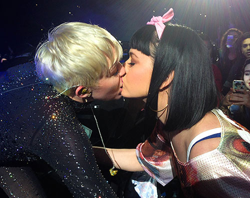 miley katy Litigio via Twitter per Miley Cyrus e Katy Perry