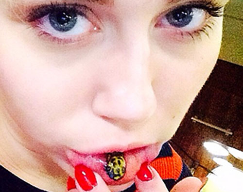 faccino Tatuaggio sulle labbra per Miley Cyrus