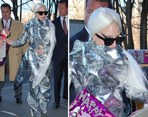 gaga2 Lady Gaga sfoggia un outfit di carta stagnola
