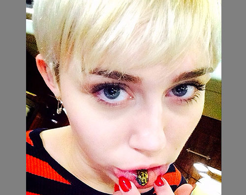 miley1 Tatuaggio sulle labbra per Miley Cyrus