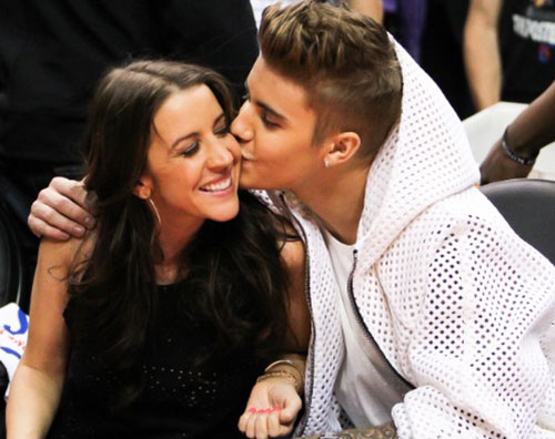 bieber mamma2 Justin Bieber porta la mamma a vedere i Clippers