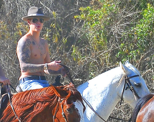 biebercowboy Justin Bieber è un cowboy senza maglietta