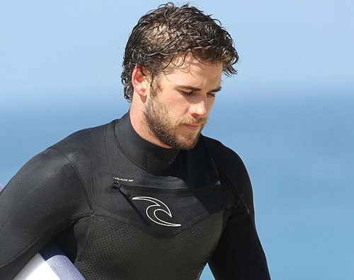 liam1 Liam Hemsworth fa surf a Malibu