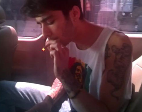 malik Zayn Malik degli One Direction fuma una canna con Louis
