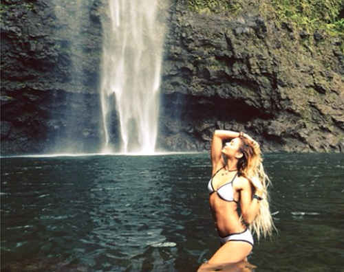 VanessaCascata Vanessa Hudgens la sirena di Na Pali