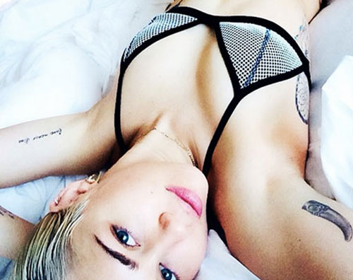 miley24 Miley Cyrus ancora in topless su Instagram