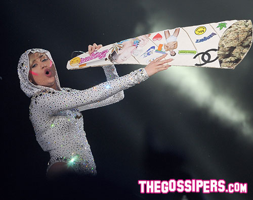 mileyfuma Miley Cyrus porta lamore per il fumo sul palco