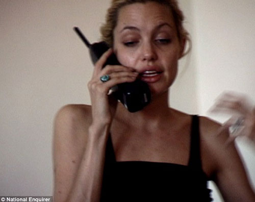 angie3 Angelina Jolie strafatta in un vecchio video