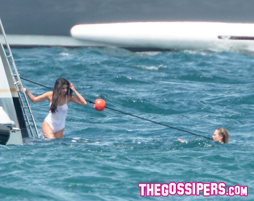 cara selena1 Selena Gomez a Saint Tropez con Cara Delevingne