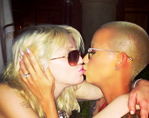 cor amb Bacio saffico tra Courtney Love e Amber Rose