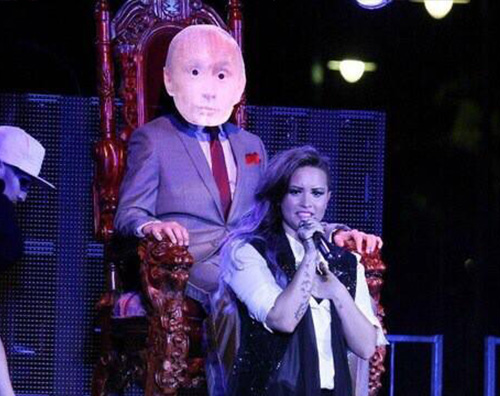 demirussia1 Demi Lovato sfida Putin durante un concerto