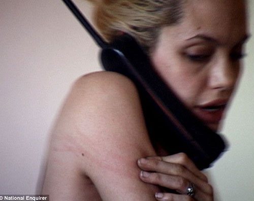 jolie1 Angelina Jolie strafatta in un vecchio video