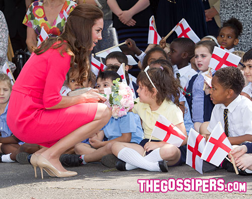 kate1 Kate Middleton in rosa per i bambini delle scuole