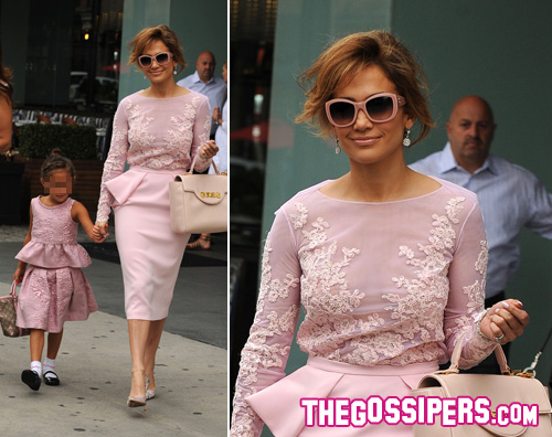 lopezina Jennifer Lopez in rosa con la figlia Emme
