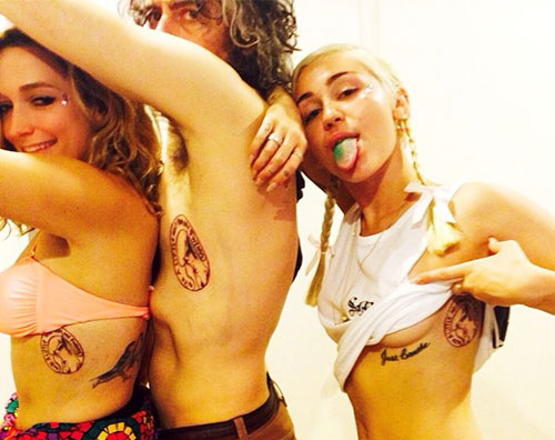 miley Miley ricorda il suo cane con un tatuaggio