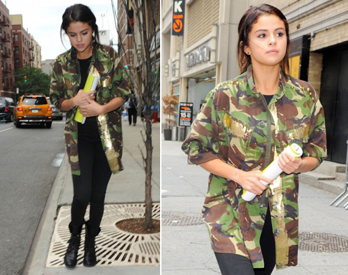 selenacamo1 Selena Gomez si copre con un look militare