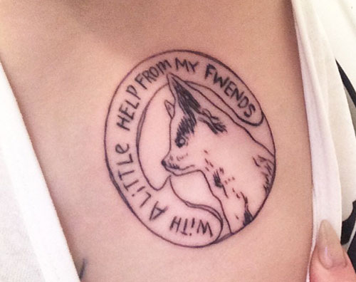 tatuaggio Miley ricorda il suo cane con un tatuaggio