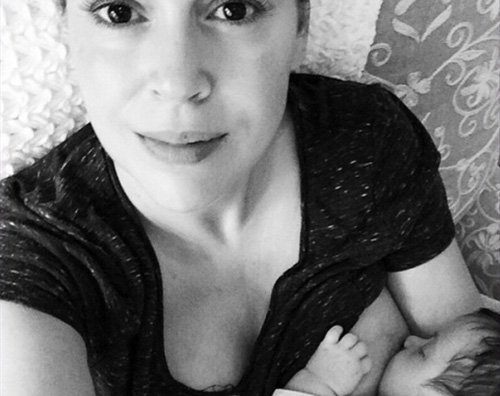 Alyssa Alyssa Milano allatta sua figlia su Instagram