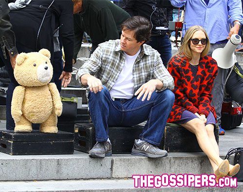 kikapress orizzontale2 Amanda Seyfried e Mark Wahlberg sul set di Ted 2