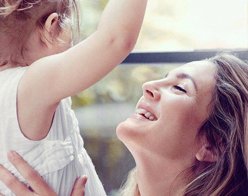 Drew Barrymore Drew Barrymore sceglie la sua famiglia per ladv del suo profumo