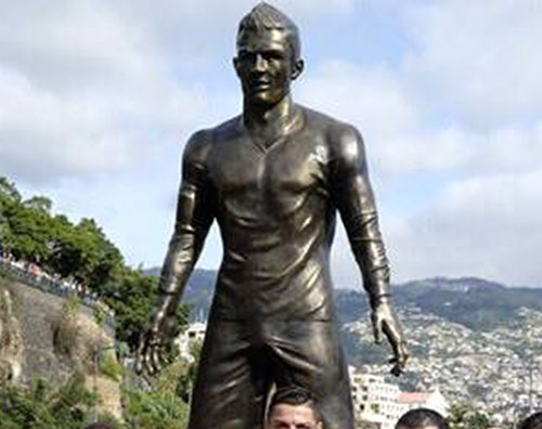 Cristiano Ronaldo Christiano Ronaldo è una statua di bronzo