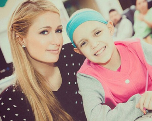 Paris Hilton Paris Hilton fa visita al Childrens Hospital di L.A.