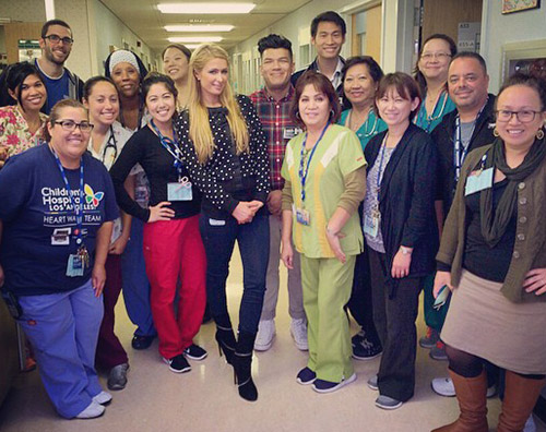 Paris Hilton2 Paris Hilton fa visita al Childrens Hospital di L.A.