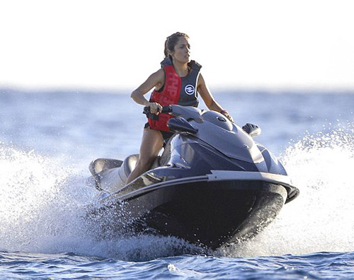 Salma Hayek1 Salma Hayek in bikini a St. Barts