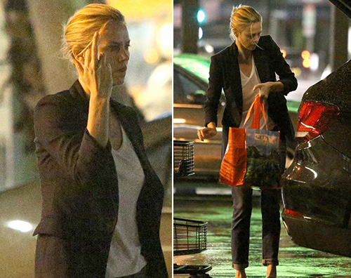 Charlize Theron3 Charlize Theron mostra il dito medio ai paparazzi