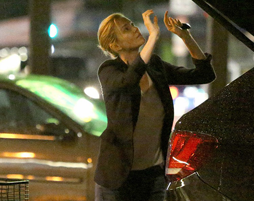 Charlize1 Charlize Theron mostra il dito medio ai paparazzi