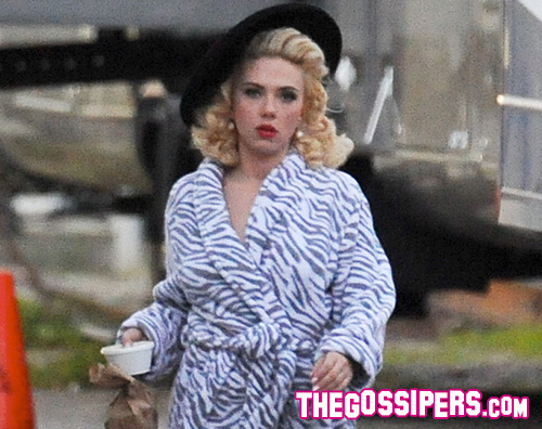Scarlett Johansson Indovina la vestaglia zebrata