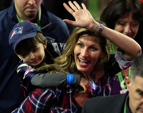 Gisele Gisele Boundchen sostiene Tom Brady al Super Bowl