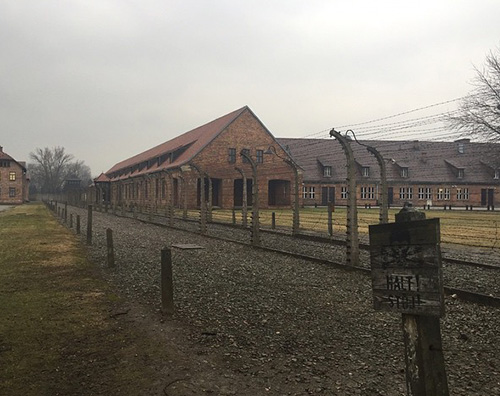 Katy Perry2 Katy Perry commossa dopo la visita ad Auschwitz