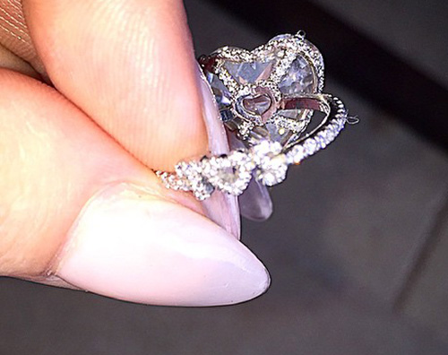 Lady Gaga Anello1 Lady Gaga mostra lanello di fidanzamento su Instagram