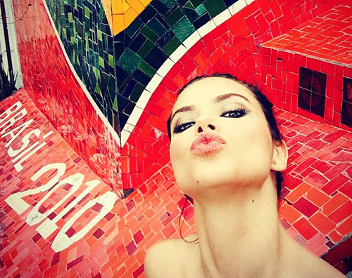 Adriana Lima2 Adriana Lima, vestitino floreale a Rio
