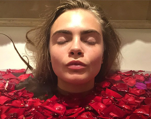 Cara Cara Delevingne, relax al profumo di rosa