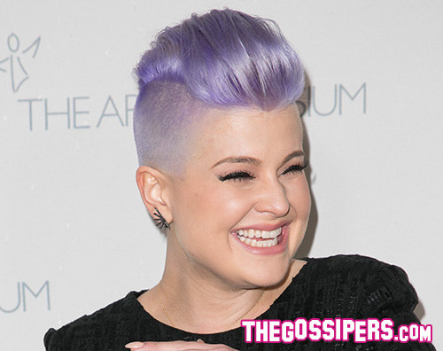 Kelly Osbourne Kelly Osbourne, gli effetti della quarantena si vedono sui capelli